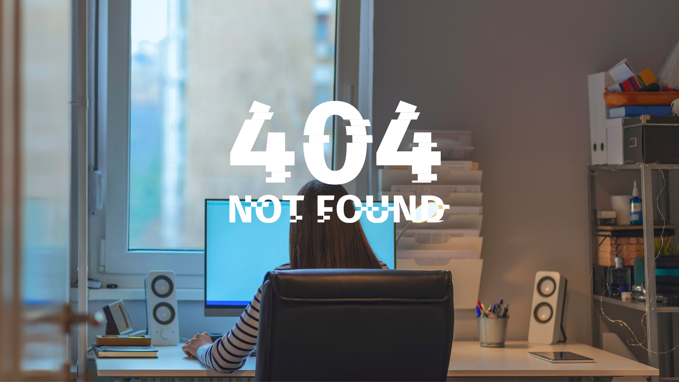 mulher pesquisando na internet e erro 404 aparecendo